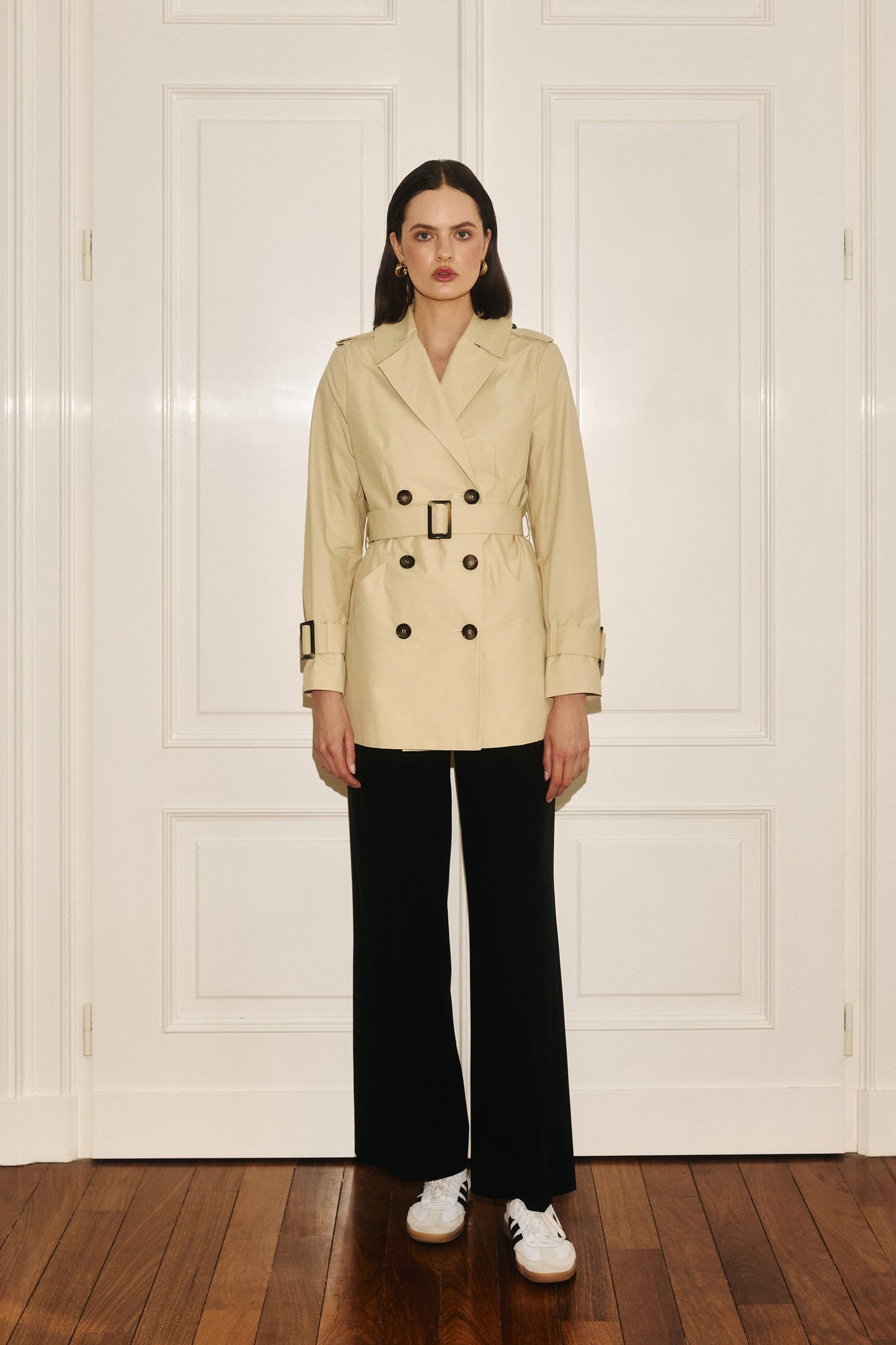 Krótki trencz beżowy