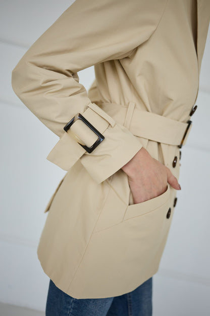 Krótki trencz beżowy