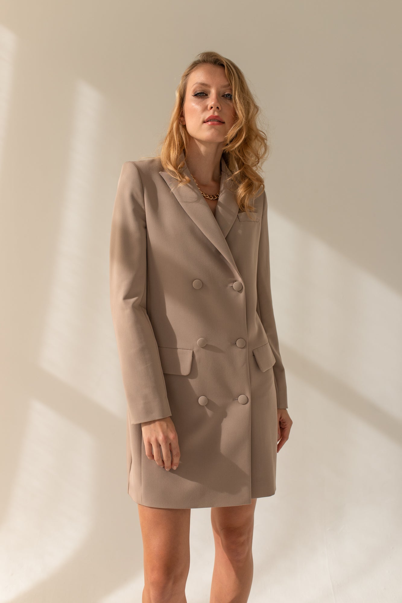 Sukienka marynarkowa beż